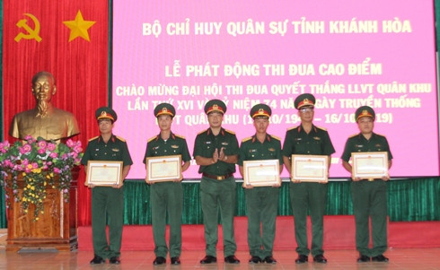 Đại tá Trịnh Việt Thành trao Bằng khen của Bộ Quốc phòng cho các tập thể.
