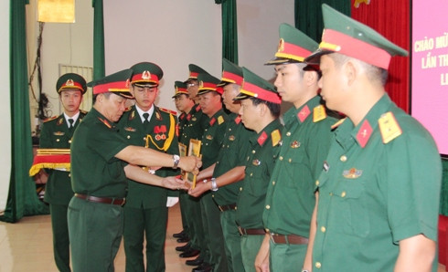 Đại tá Lê Công Chín - Phó Chỉ huy trưởng, Tham mưu trưởng Bộ CHQS  tỉnh Khánh Hòa trao Bằng khen của Bộ Quốc phòng cho các cá nhân.