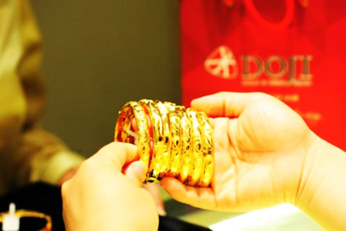 Giá vàng hôm nay 16/9, tiếp tục chịu áp lực giảm giá