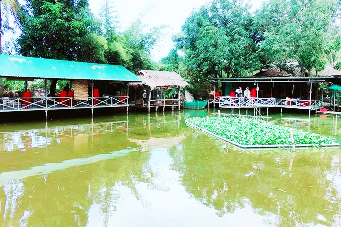 Vận động nông dân làm du lịch