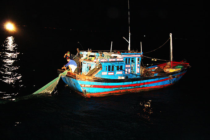 Tình trạng tàu cá vi phạm vùng cấm, nghề cấm vẫn còn diễn ra tại các địa phương ven biển.