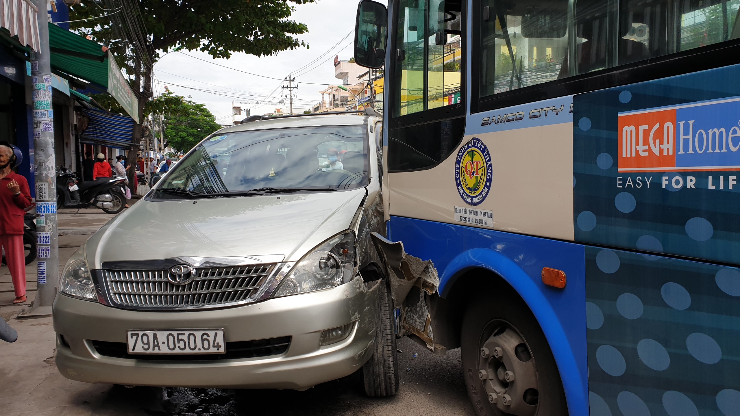 Tránh xe máy, xe buýt tông ô tô con đậu bên đường