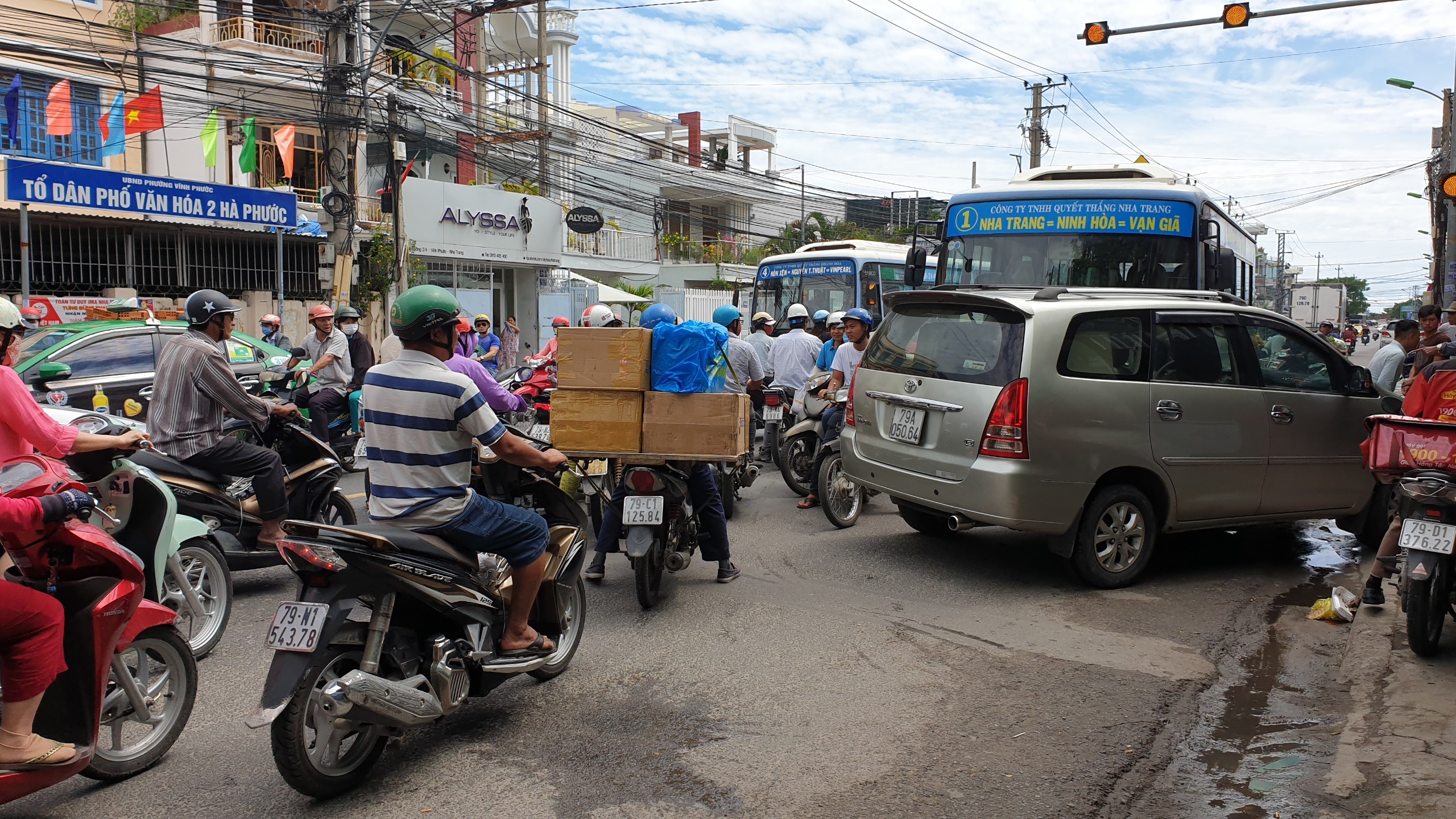 Vụ tai nạn khiến đường 2-4 bị ùn ứ một đoạn dài.