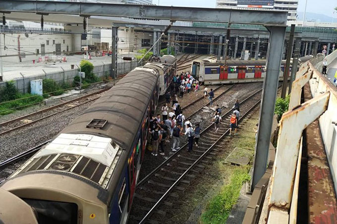 Tàu cao tốc trật bánh ở Hong Kong, nhiều người bị thương