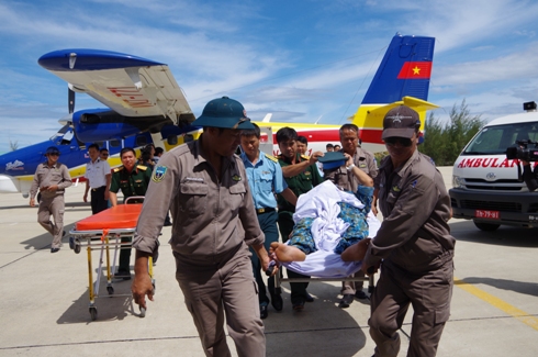 Máy bay đưa bệnh nhân đáp xuống sân bay Cam Ranh.