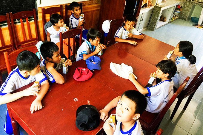 Trẻ em Làng SOS Nha Trang uống sữa. 
