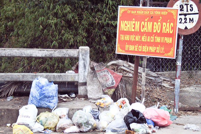 Cấm nhưng vẫn đổ rác