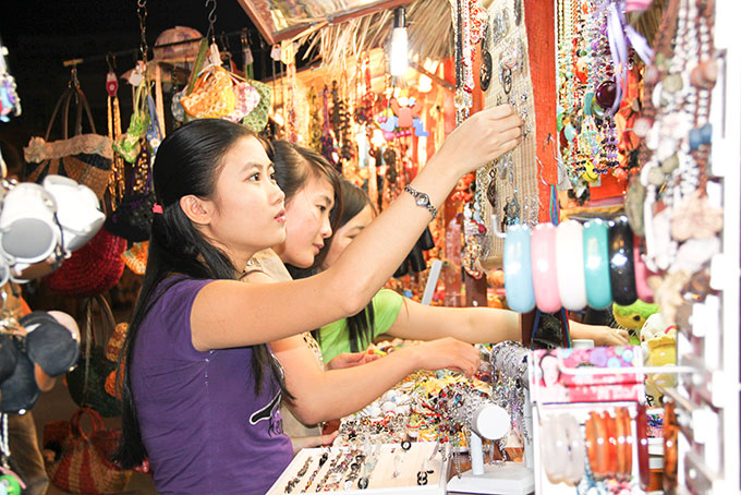 Du khách mua sắm ở chợ đêm Nha Trang.