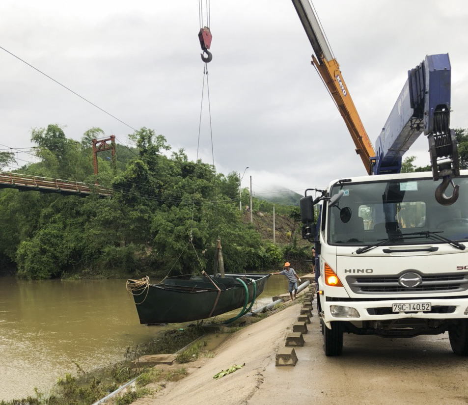 Cẩu ghe hút cát vướng vào dầm cầu Thác Ngựa