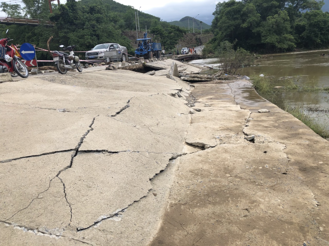 Mái taluy đường dẫn cầu tràn Thác Ngựa bị xói lở.