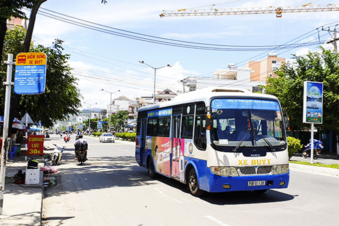 Xe buýt Quyết Thắng Khánh Hòa khai thác 9 xe có lộ trình dừng tại Trường THPT Chuyên Lê Quý Đôn.