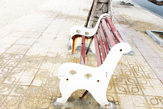 Cần sửa chữa, thay mới ghế đá công viên