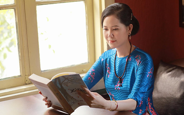 Nữ họa sĩ Nguyễn Thị Kim Đức, Giám đốc Trung tâm Phát triển Thế giới thêm xanh, đơn vị tổ chức chương trình hòa nhạc đấu giá tranh gây quỹ trồng rừng Việt Nam