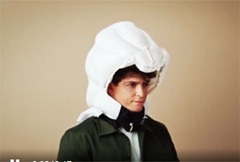 Mũ bảo hiểm có túi khí bung ra khi tai nạn