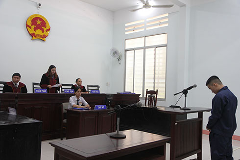 Đòi nợ giùm bằng... dao!