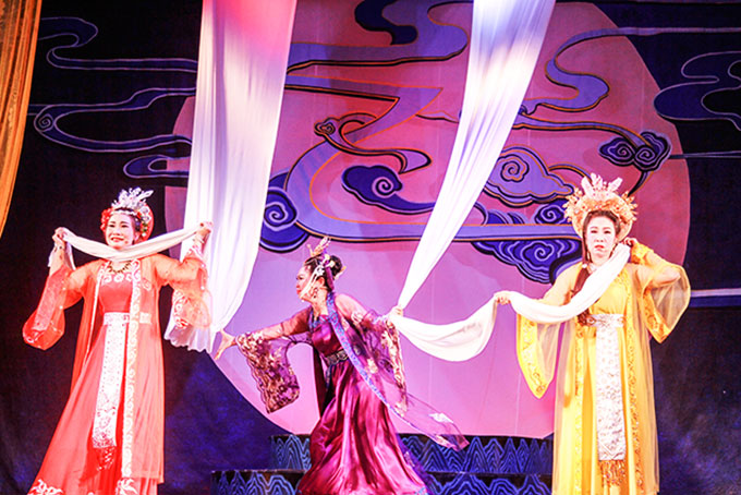 Vở dân ca kịch bài chòi Phù vân do Đoàn Dân ca kịch thuộc Nhà hát Nghệ thuật truyền thống biểu diễn.