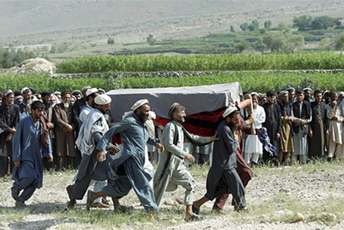 Đám tang một nạn nhân thiệt mạng trong vụ Mỹ không kích nhầm tại tỉnh Nangarhar, Afghanistan ngày 19/9. Ảnh: Reuters