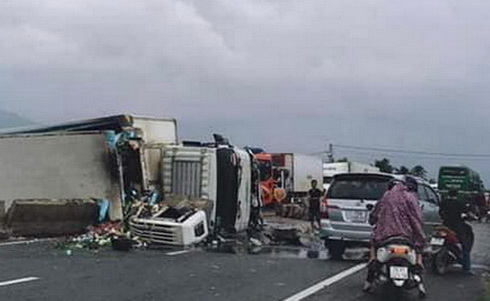 Bất ngờ bị nổ lốp, xe tải lật trên Quốc lộ 1