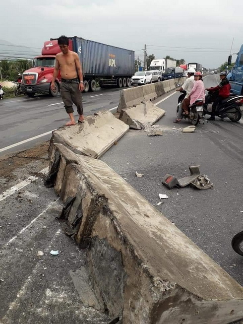 Dải phân cách cứng bị húc văng