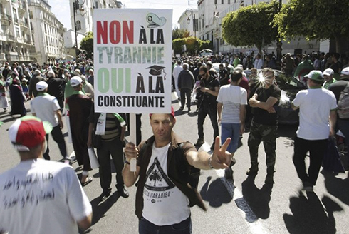 Người biểu tình Algeria trong một cuộc biểu tình chống chính phủ ở trung tâm thủ đô Algiers, Algeria, ngày 31/5 (Ảnh: AP).