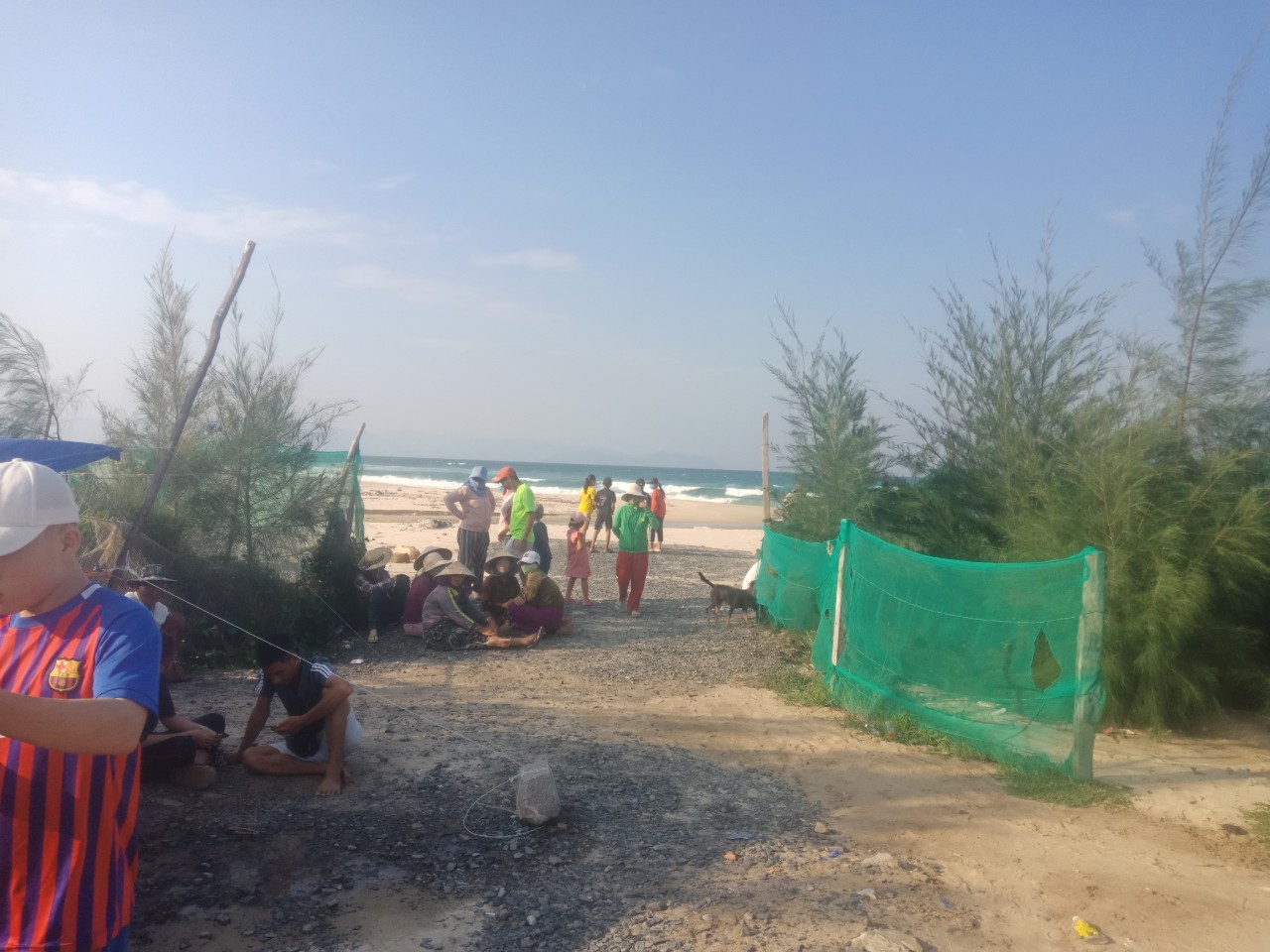 Rất đông người dân có mặt tại hiện trường vụ đuối nước.