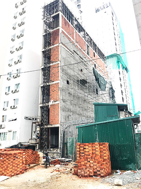 Một công trình khách sạn tại hẻm 86 Trần Phú không có lưới che chắn, lồng vận thăng không đảm bảo an toàn.