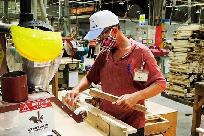 Các doanh nghiệp chế biến gỗ cần thực hiện tốt những quy định của pháp luật lao động.
