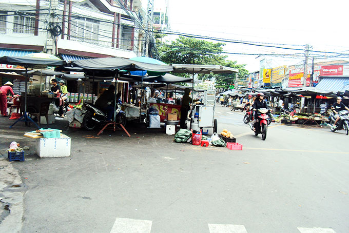Buôn bán chiếm lòng đường