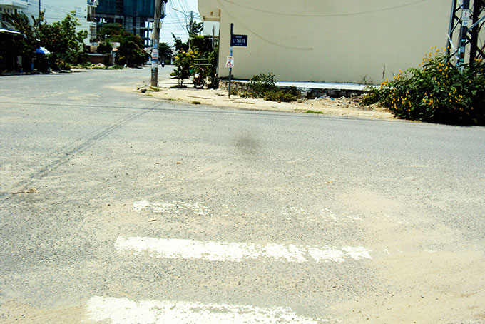 Cần sơn lại vạch kẻ đường dành cho người đi bộ