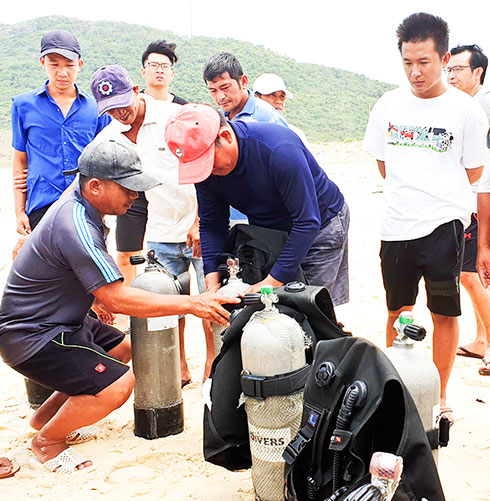 Một đội thợ lặn chuyên nghiệp được huy động tham gia  tìm kiếm nạn nhân.