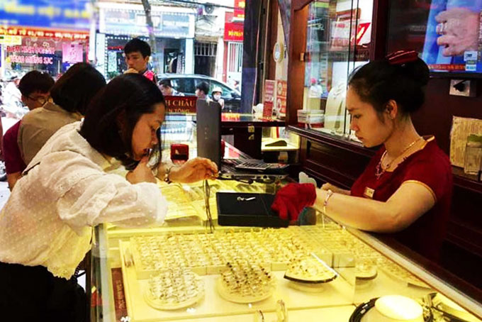 Tỷ giá trung tâm tăng mạnh tới 13 đồng, giá vàng SJC đi lên