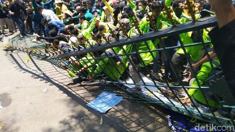 Người biểu tình phá hàng rào trước cửa nghị viện tại Đông Nam Jawa. (nguồn :Detik)