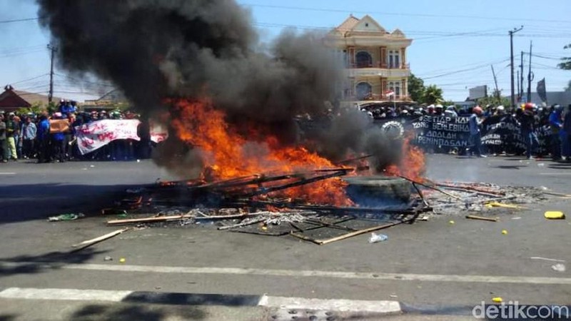 Tại tỉnh Sulawesi, người biểu tình đốt xe trước cửa nghị viện. (nguồn: Detik)