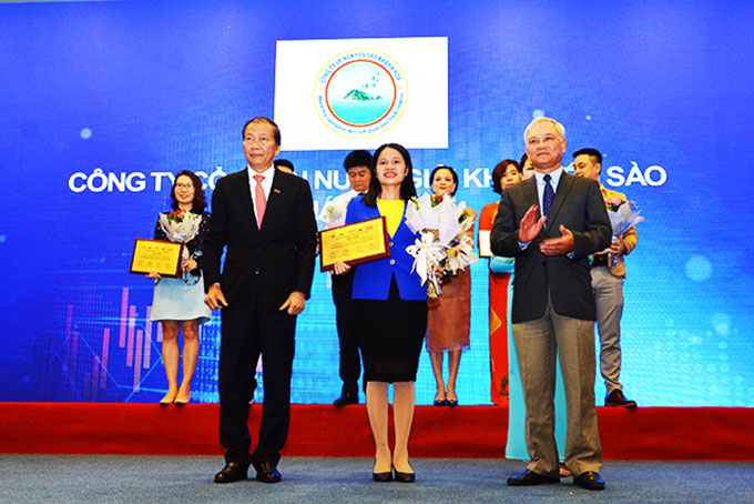 Đại diện Công ty Cổ phần Nước giải khát Yến sào Khánh Hòa  nhận bằng chứng nhận của ban tổ chức.
