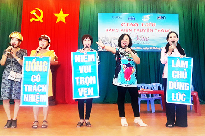 Phần giao lưu sáng kiến truyền thông an toàn giao thông của phụ nữ phường Vĩnh Nguyên.