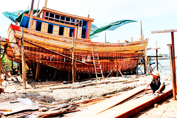 Ngư dân phường Cam Linh, TP. Cam Ranh đóng mới tàu cá.