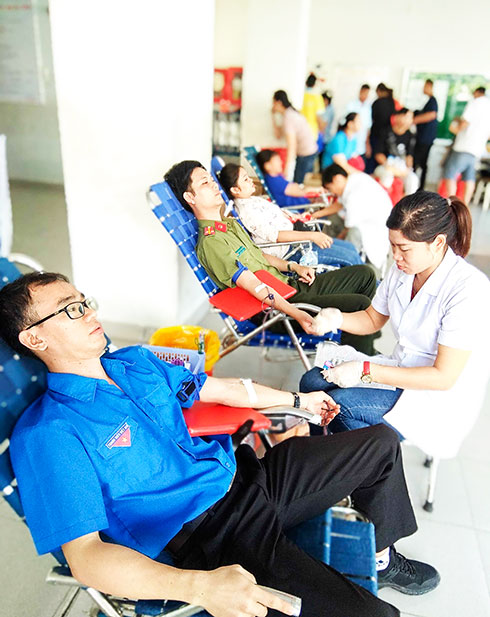 Các đoàn viên, thanh niên tham gia  hiến máu tình nguyện.  