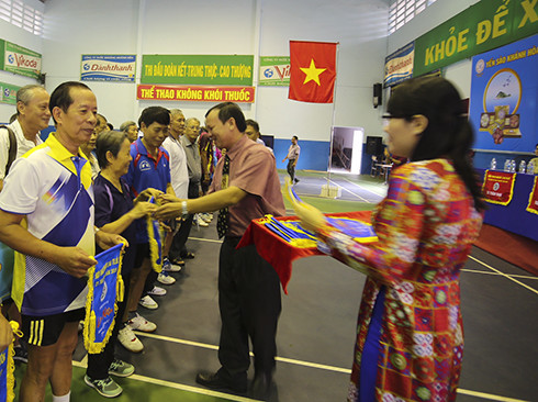 Ban tổ chức trao cờ lưu niệm cho các đoàn vận động viên tham dự.