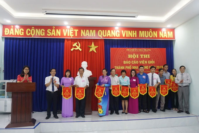 Lãnh đạo Thành ủy và UBND TP. Nha Trang trao cờ lưu niệm cho các thí sinh. 