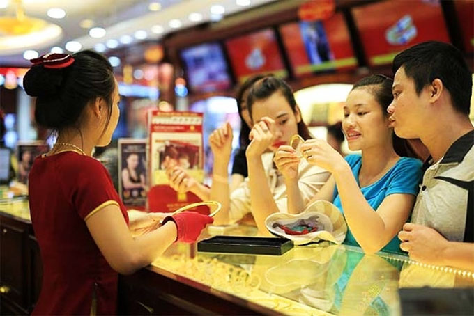 Giá vàng SJC lao dốc nửa triệu đồng mỗi lượng