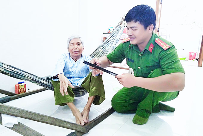 Cán bộ công an đến tận nhà dân làm chứng minh nhân dân cho người già yếu.
