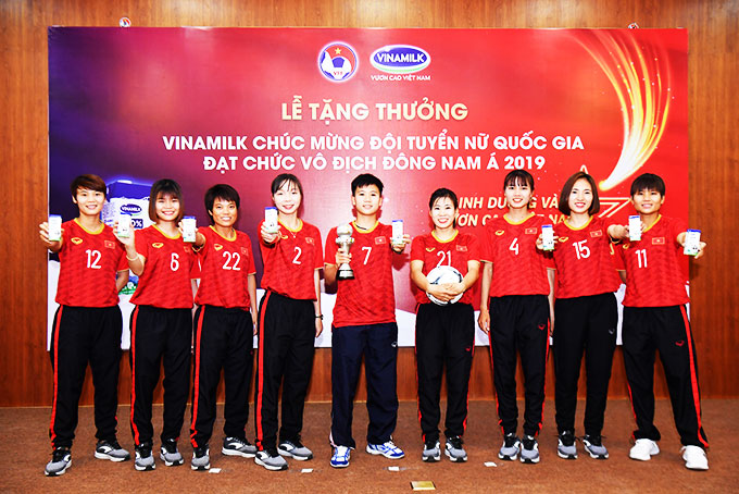 Các nữ cầu thủ trong buổi lễ Vinamilk tặng thưởng và chúc mừng  đội tuyển đạt chức vô địch Đông Nam Á 2019.