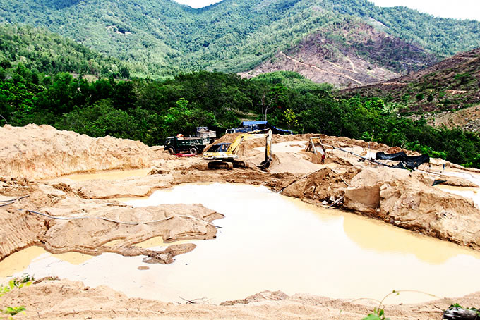 Khu vực khai thác đất, cát tại thôn Va Ly.