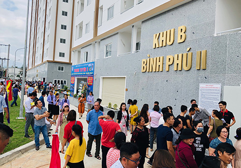 Rất đông người dân vui mừng đến nhận bàn giao căn hộ tại dự án Nhà ở xã hội Bình Phú 2