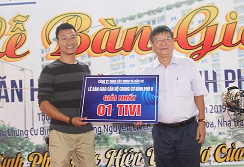 Trao giải nhất cho khách hàng bốc thăm trúng thưởng nhân dịp lễ bàn giao căn hộ