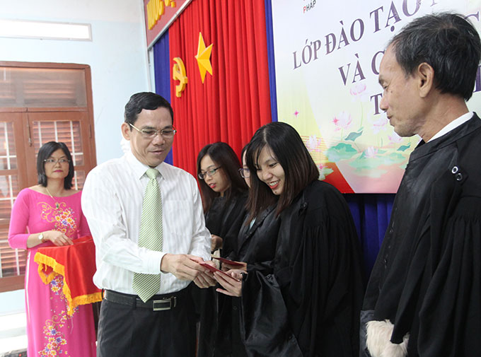 Luật sư Nguyễn Đình Thơ - Phó Chủ nhiệm Đoàn Luật sư tỉnh Khánh Hoà trao giâý chứng nhận cho học viên lớp đào tạo nghề luật sư.
