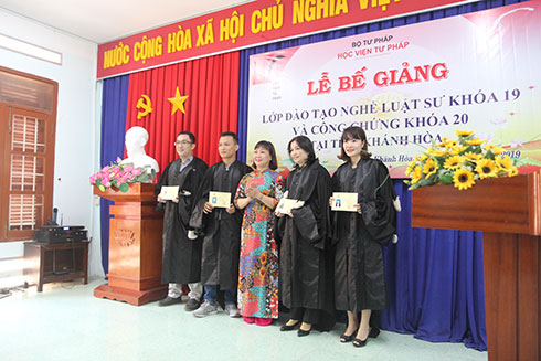 Học viên lớp đào tạo nghề công chứng nhận chứng chỉ.