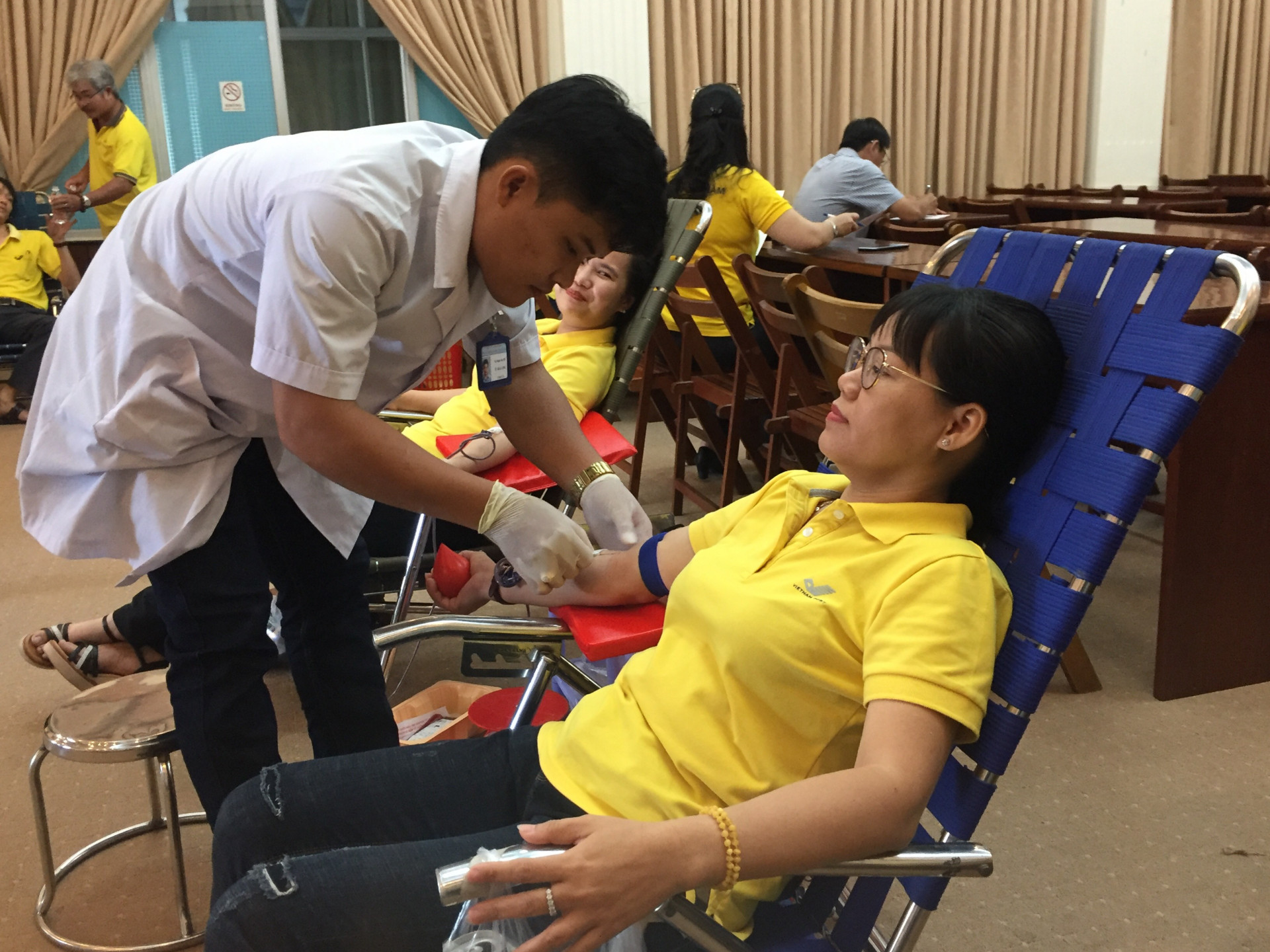 Cán bộ công nhân viên Bưu điện tỉnh Khánh Hoà hiến máu tình nguyện