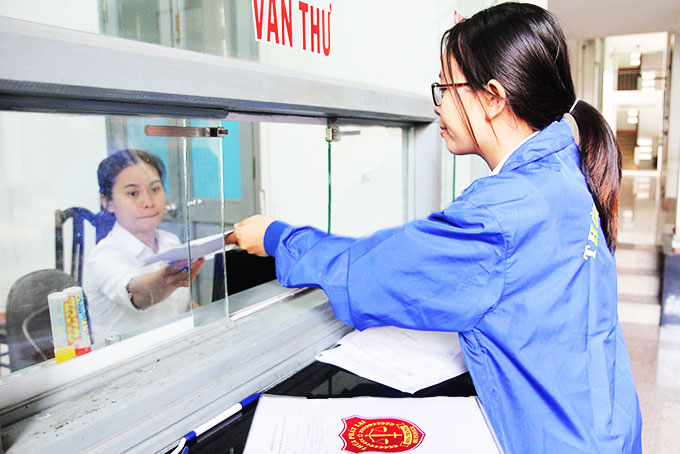 Nhân viên Văn phòng thừa phát lại Nha Trang nhận văn bản của tòa để đi tống đạt.