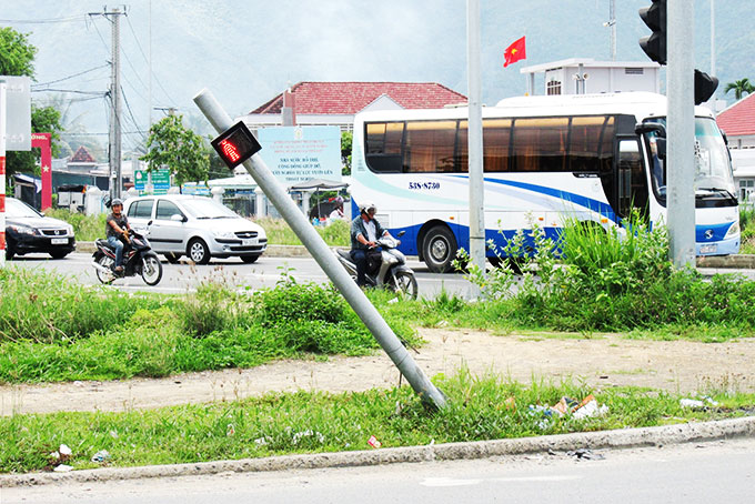Tại ngã tư đường Võ Nguyên Giáp - Quốc lộ 1, huyện Diên Khánh có trụ đèn tín hiệu giao thông bị nghiêng (ảnh). Rất mong cơ quan chức năng kiểm tra, sửa chữa để đèn tín hiệu phát huy tác dụng điều khiển giao thông và đảm bảo mỹ quan.